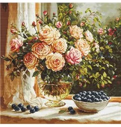 Luca-S Stickset Vase mit Rosen und Blaubeeren